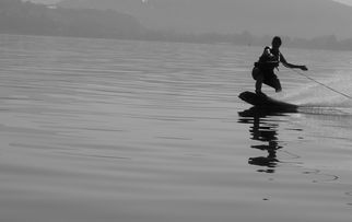 乐鱼官网-“宽板滑水：东三叉湖赛场见证新一代水上运动的崛起”  第1张