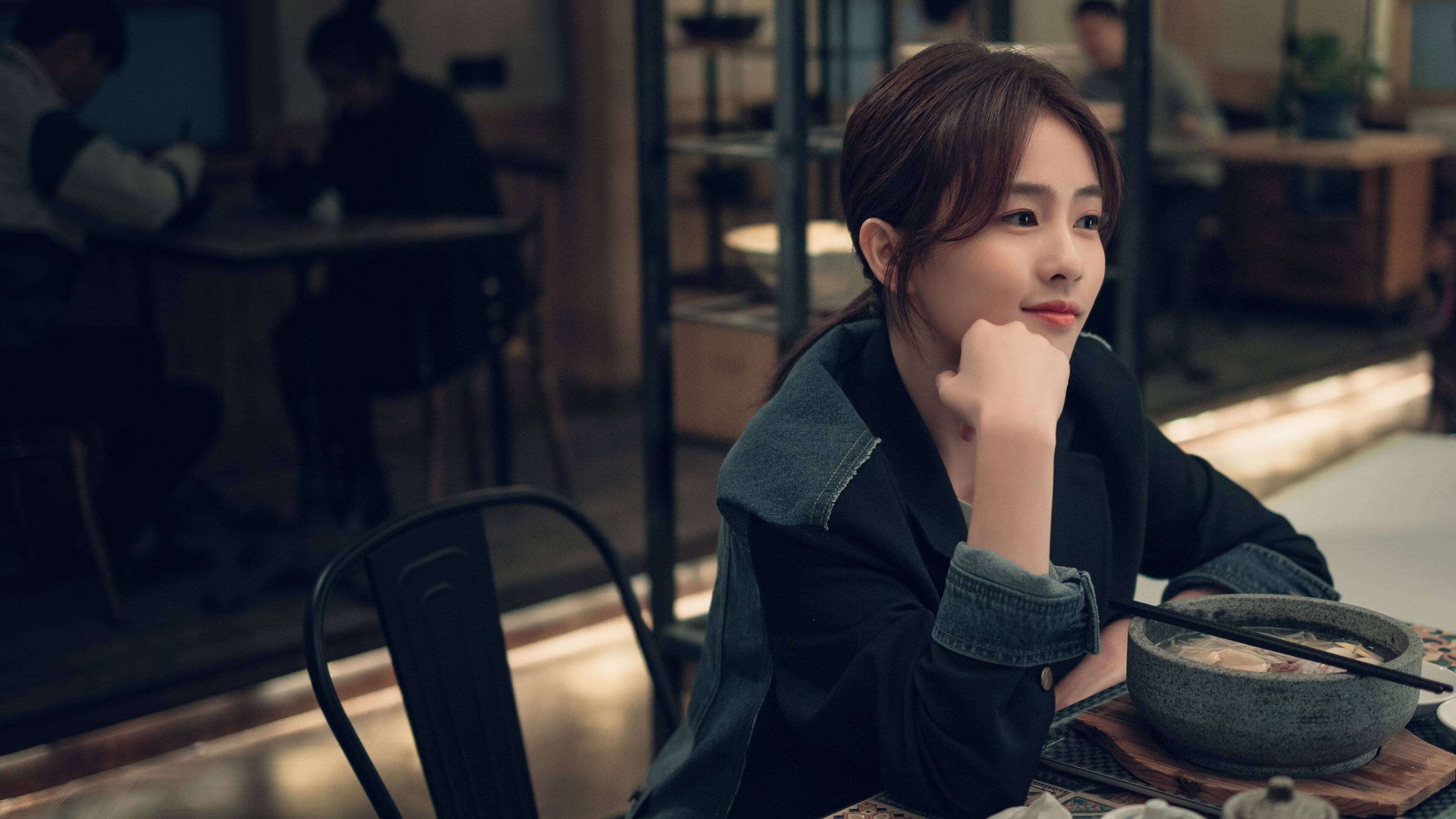 APP下载 LY Sports-英超的商业广告合作案例，英超场边led广告报价