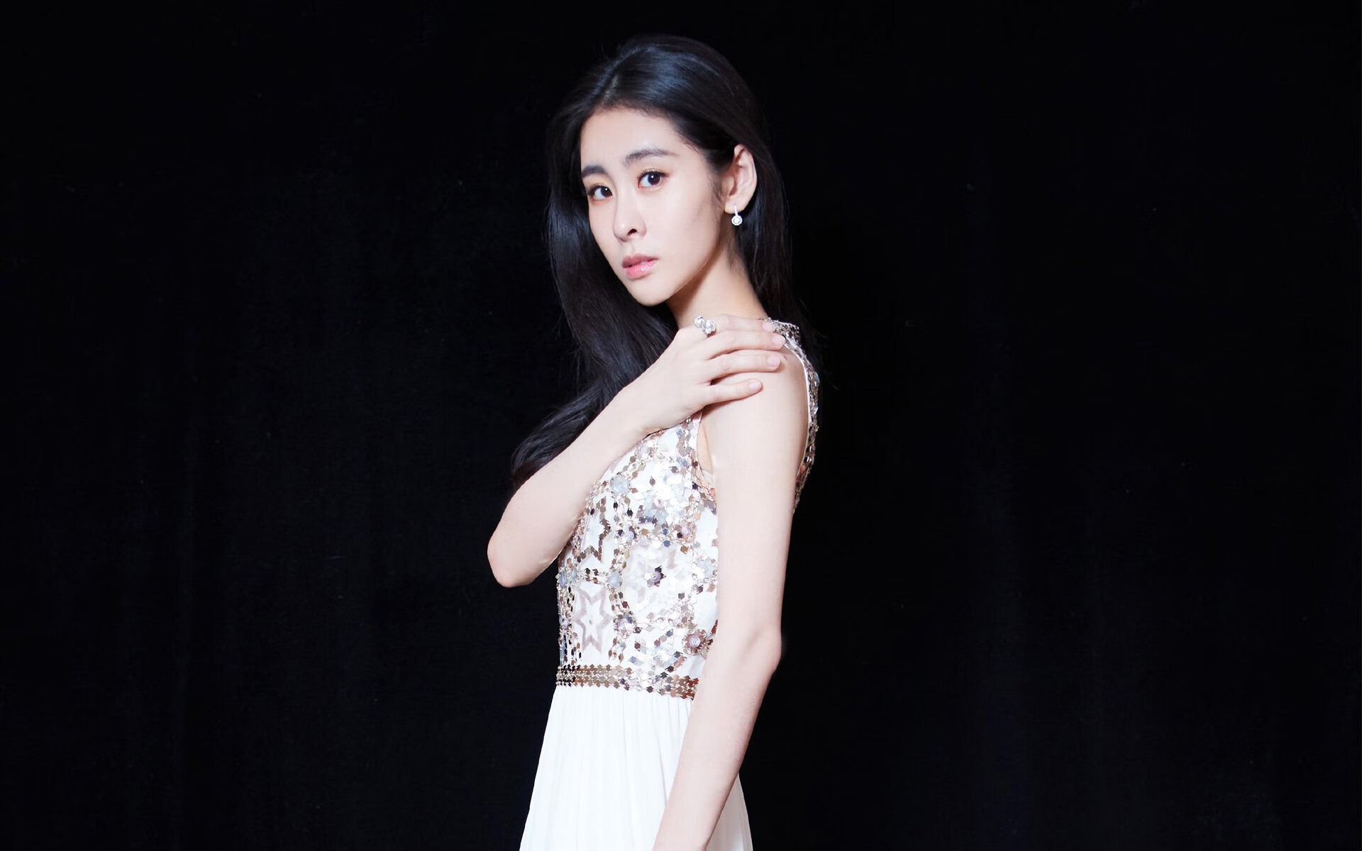 LEYU SPORTS中国官方网站-3球1助攻引爆关注，17岁锋线新星成切尔西拜仁争夺焦点，拜仁4-1切尔西